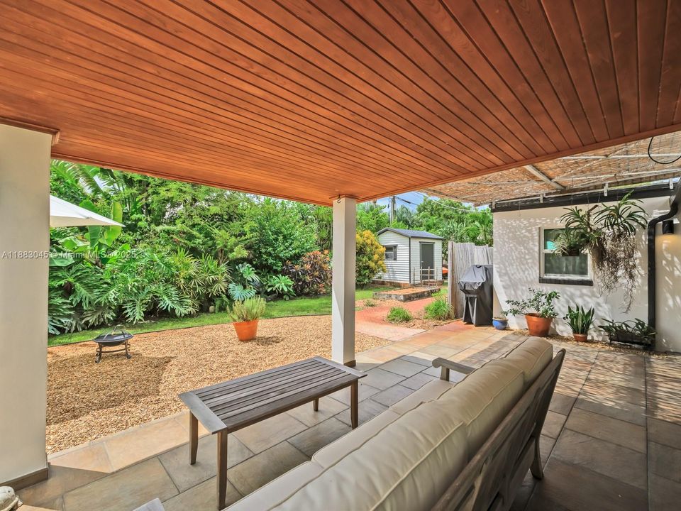 合同活跃: $1,675,000 (3 贝兹, 2 浴室, 1324 平方英尺)