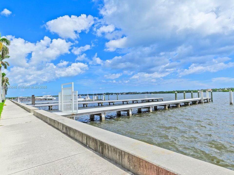 合同活跃: $1,675,000 (3 贝兹, 2 浴室, 1324 平方英尺)