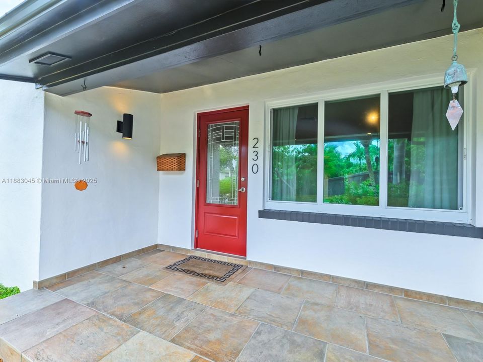 合同活跃: $1,675,000 (3 贝兹, 2 浴室, 1324 平方英尺)