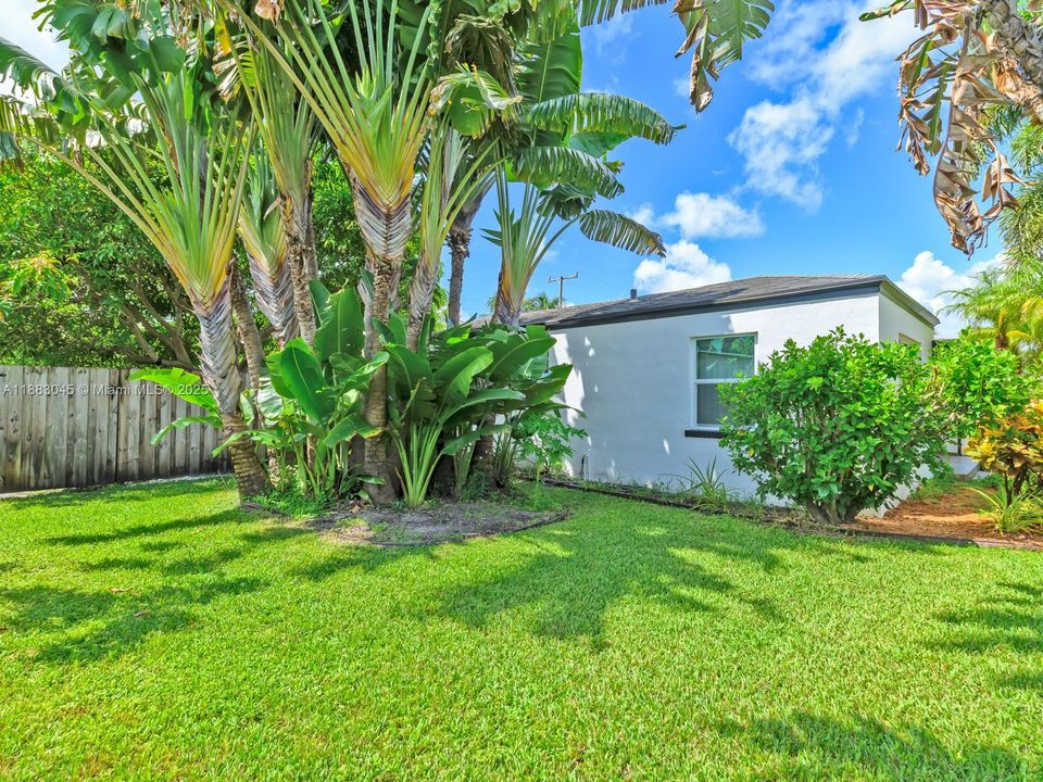 合同活跃: $1,675,000 (3 贝兹, 2 浴室, 1324 平方英尺)