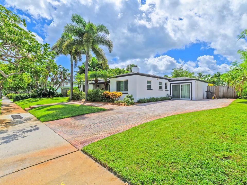 合同活跃: $1,675,000 (3 贝兹, 2 浴室, 1324 平方英尺)