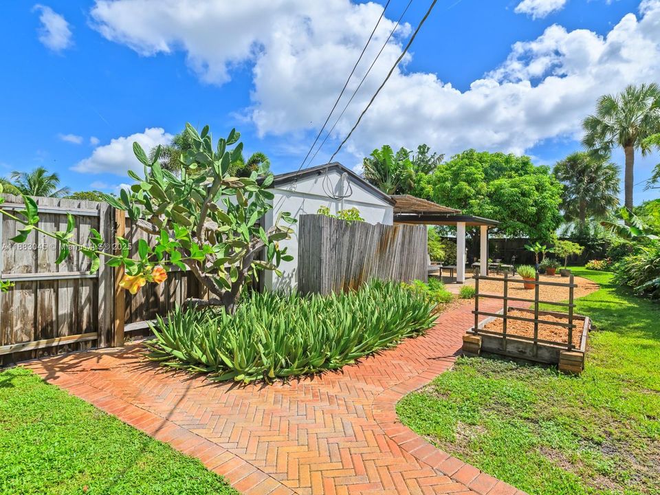 合同活跃: $1,675,000 (3 贝兹, 2 浴室, 1324 平方英尺)