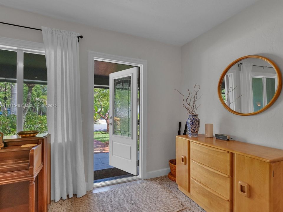 合同活跃: $1,675,000 (3 贝兹, 2 浴室, 1324 平方英尺)