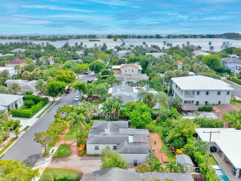 合同活跃: $1,675,000 (3 贝兹, 2 浴室, 1324 平方英尺)