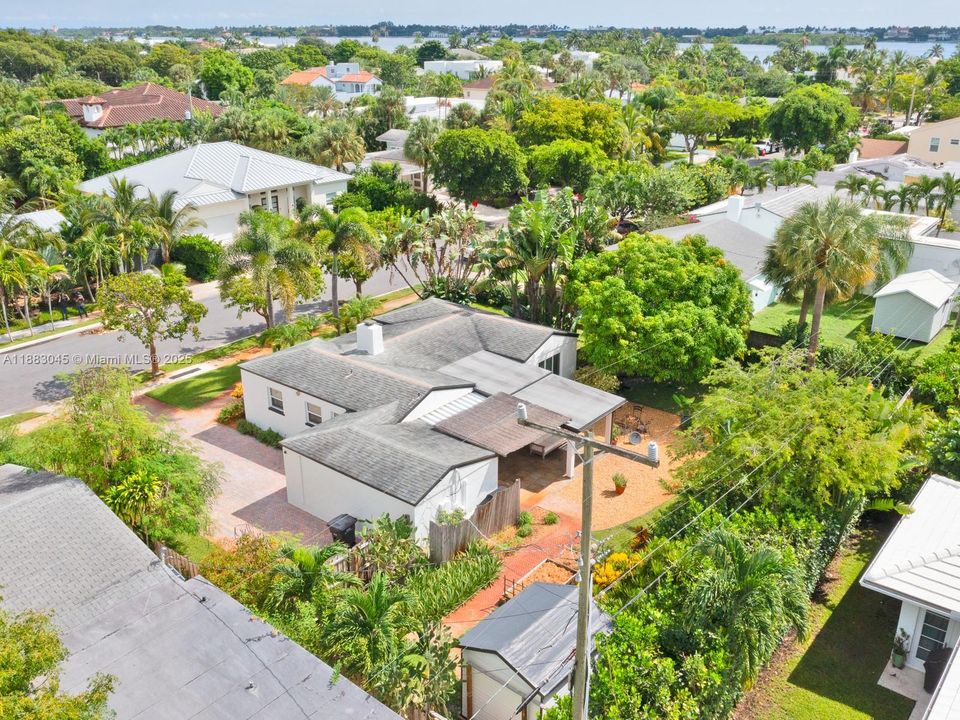 合同活跃: $1,675,000 (3 贝兹, 2 浴室, 1324 平方英尺)