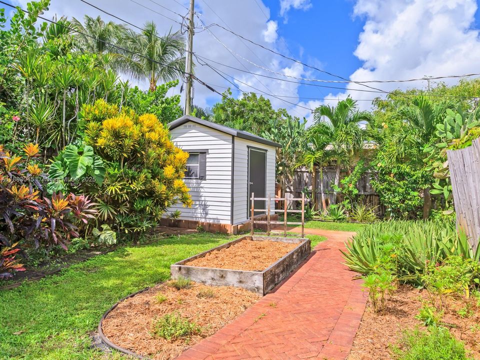 合同活跃: $1,675,000 (3 贝兹, 2 浴室, 1324 平方英尺)