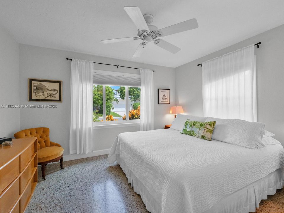 合同活跃: $1,675,000 (3 贝兹, 2 浴室, 1324 平方英尺)