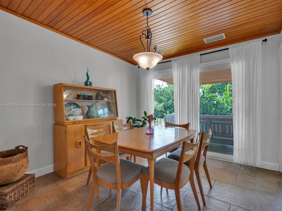 合同活跃: $1,675,000 (3 贝兹, 2 浴室, 1324 平方英尺)