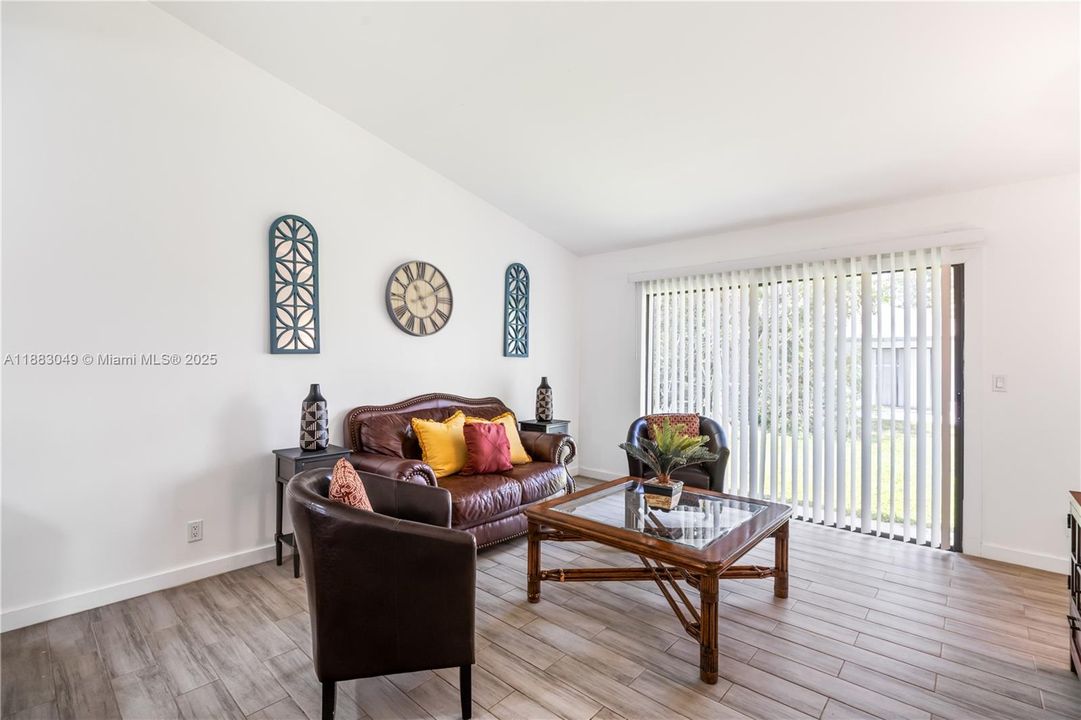 Recientemente alquilado: $2,550 (2 camas, 2 baños, 1842 Pies cuadrados)