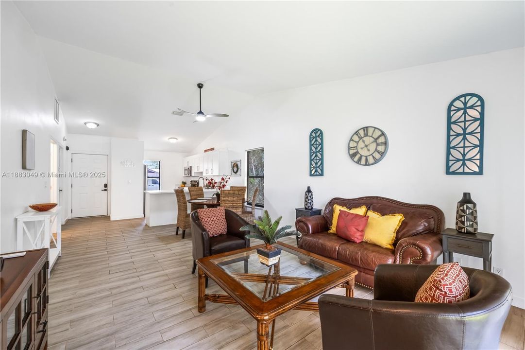 Recientemente alquilado: $2,550 (2 camas, 2 baños, 1842 Pies cuadrados)