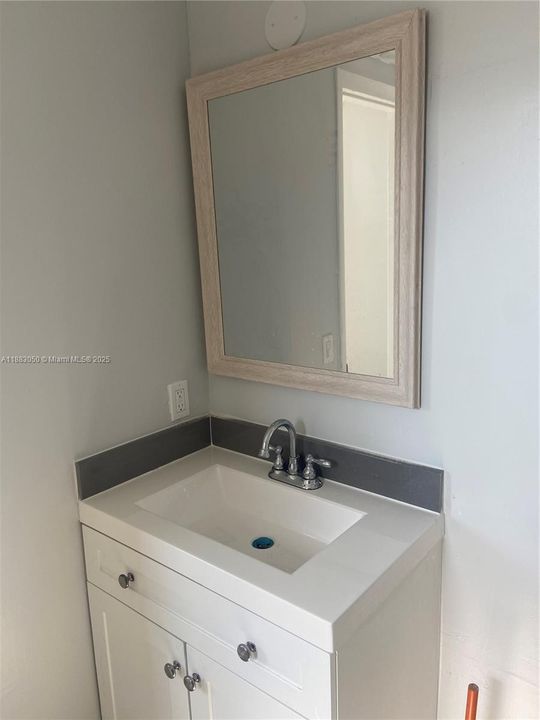 For Sale: $260,000 (2 beds, 2 baths, 721 Square Feet)