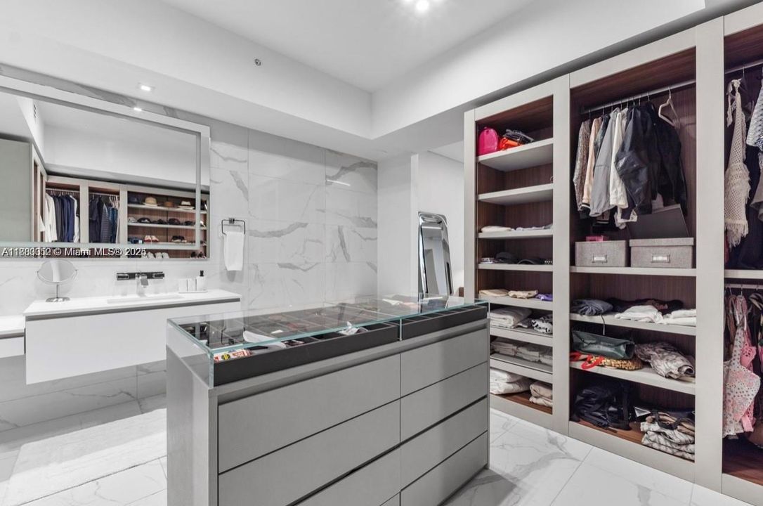 出租: $37,700 (3 贝兹, 4 浴室, 2918 平方英尺)