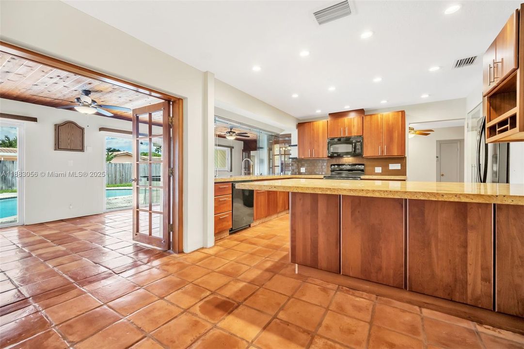 Open floor plan, great for entertaining!