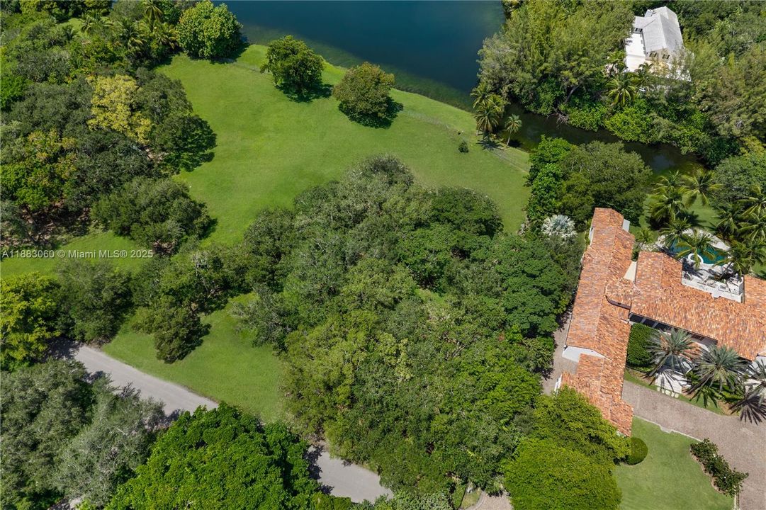 待售: $8,495,000 (1.32 acres)