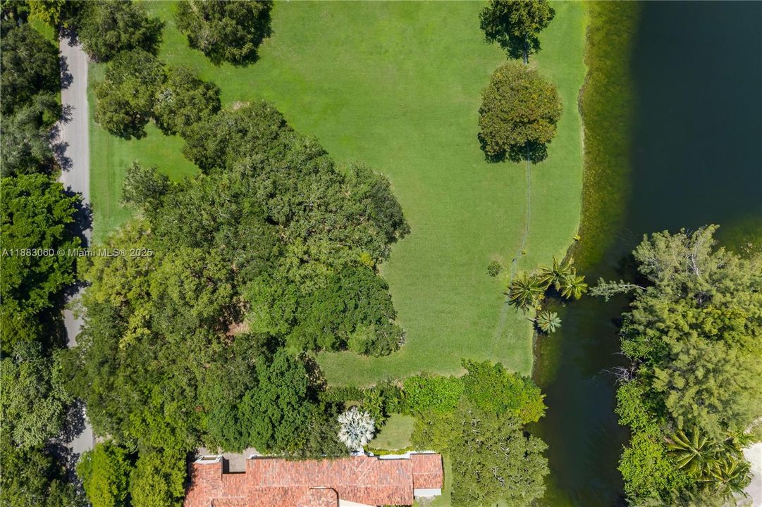 待售: $8,495,000 (1.32 acres)