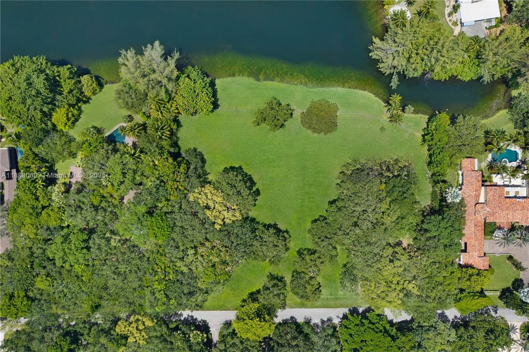 待售: $8,495,000 (1.32 acres)