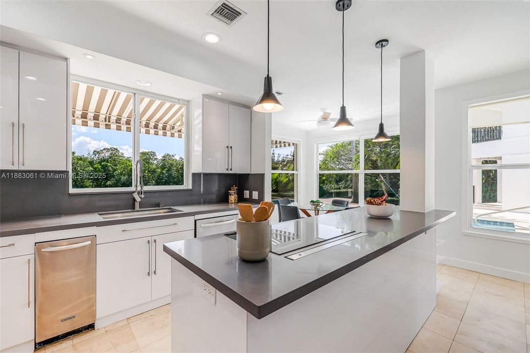 В аренду: $26,000 (5 спален, 6 ванн, 4820 Квадратных фут)