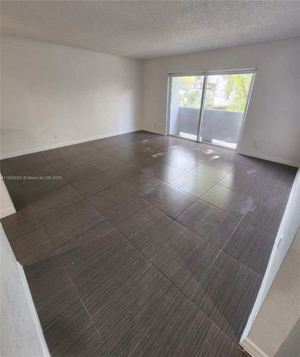 合同活跃: $1,948 (2 贝兹, 1 浴室, 223601 平方英尺)