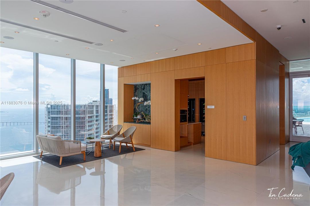 合同活跃: $14,000 (2 贝兹, 2 浴室, 1317 平方英尺)