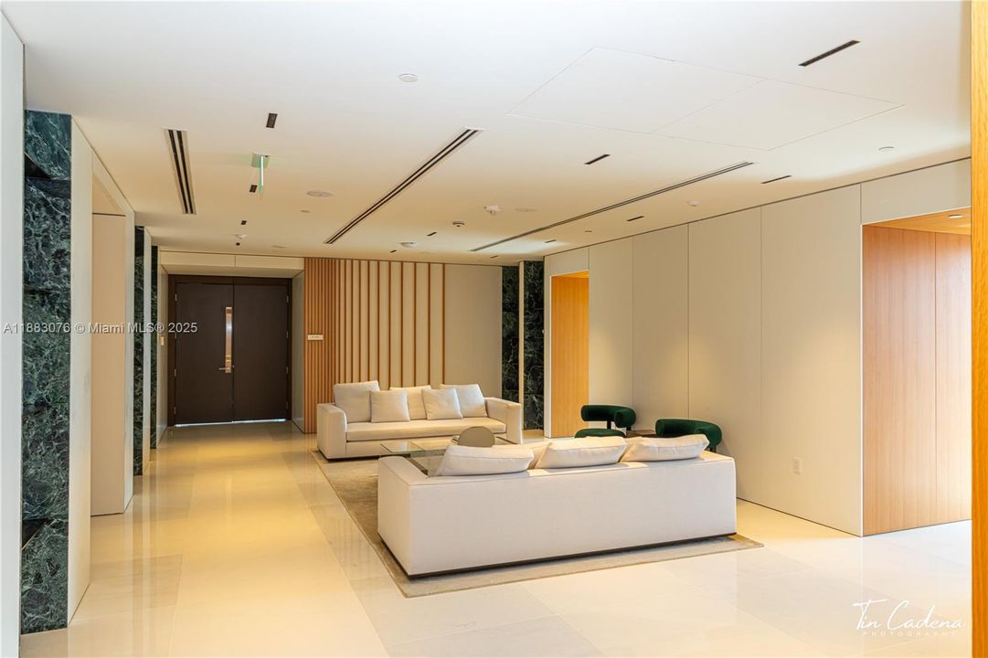 合同活跃: $14,000 (2 贝兹, 2 浴室, 1317 平方英尺)