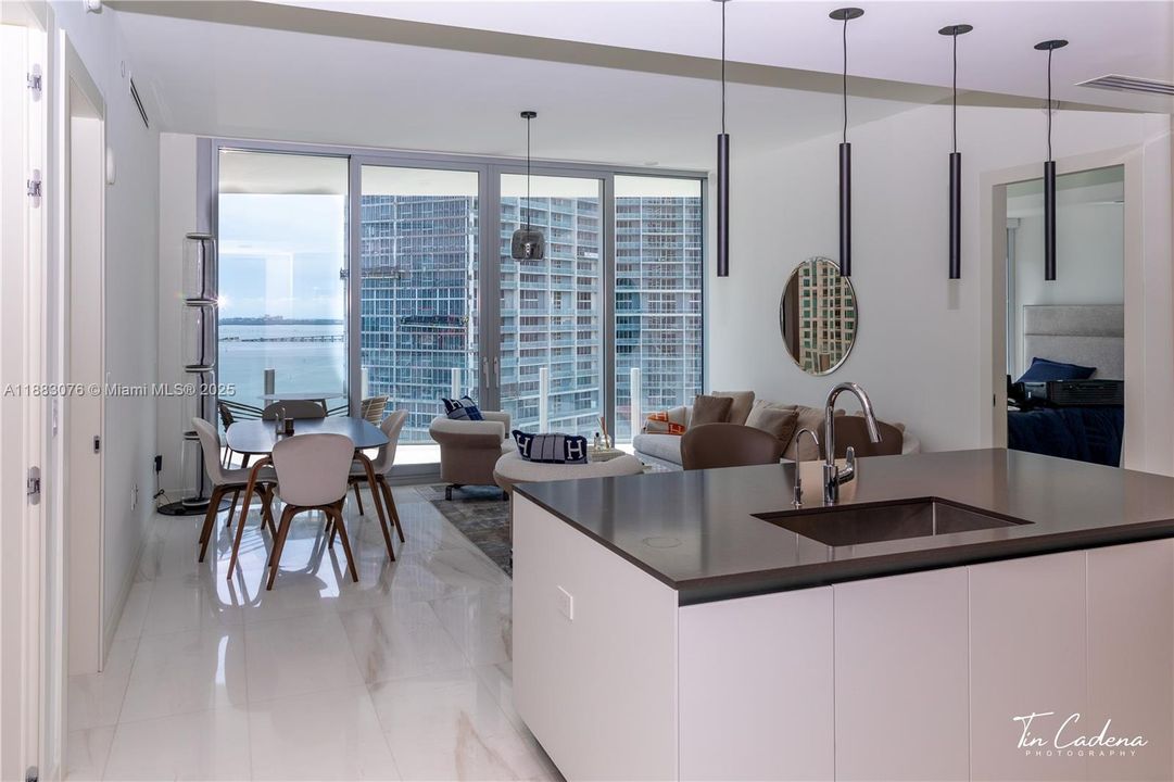 合同活跃: $14,000 (2 贝兹, 2 浴室, 1317 平方英尺)