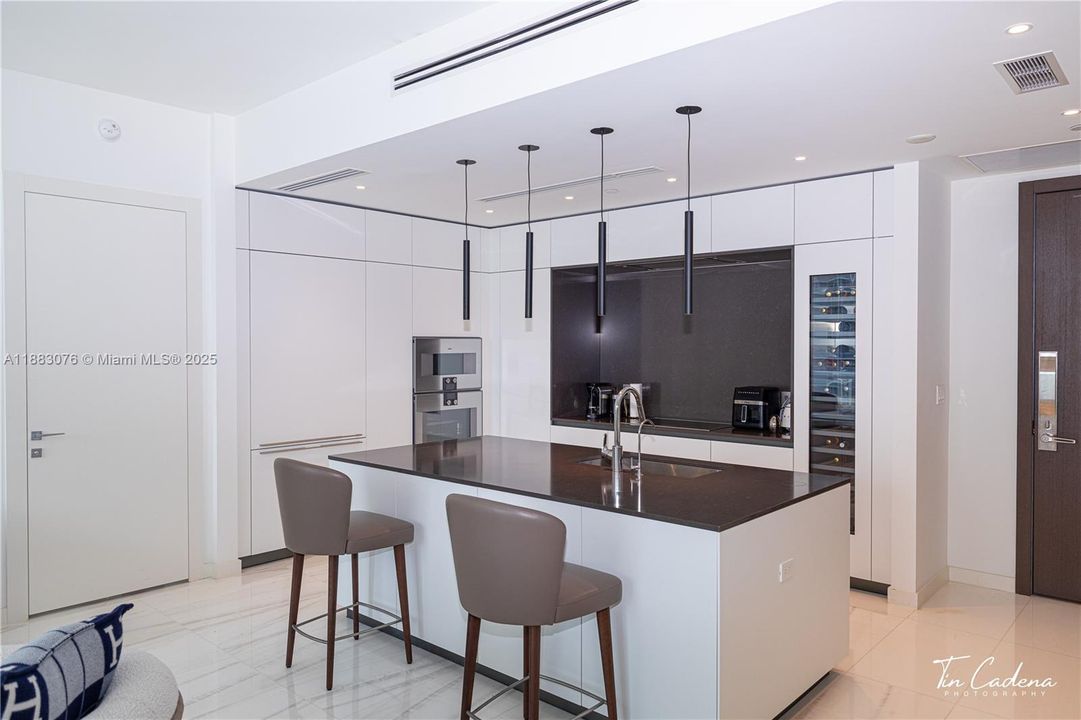 合同活跃: $14,000 (2 贝兹, 2 浴室, 1317 平方英尺)