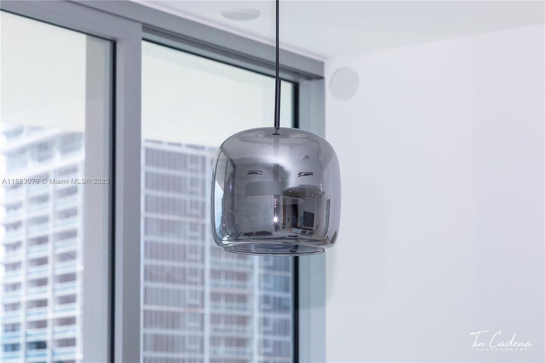 合同活跃: $14,000 (2 贝兹, 2 浴室, 1317 平方英尺)