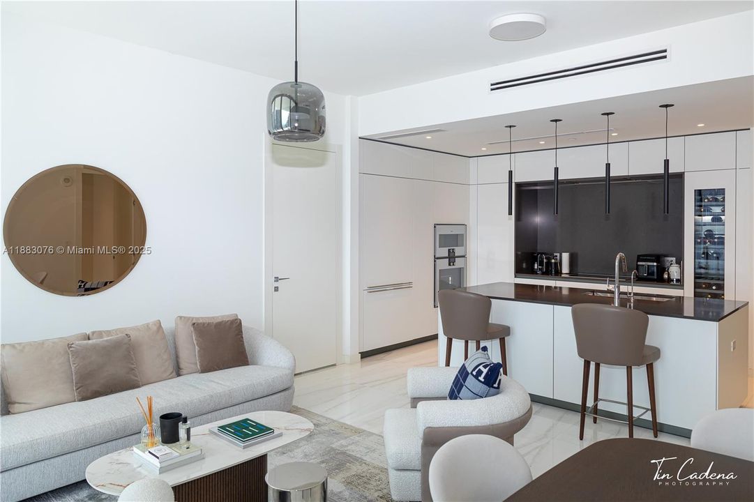 合同活跃: $14,000 (2 贝兹, 2 浴室, 1317 平方英尺)