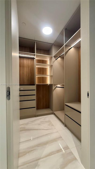 合同活跃: $14,000 (2 贝兹, 2 浴室, 1317 平方英尺)