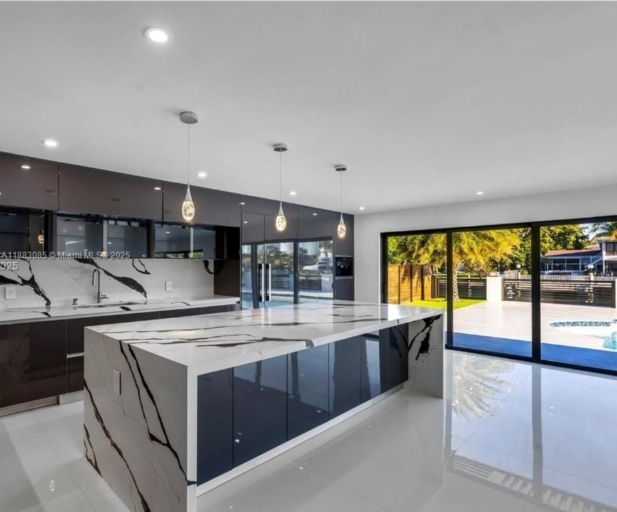 For Rent: $28,500 (5 beds, 4 baths, 5220 Square Feet)