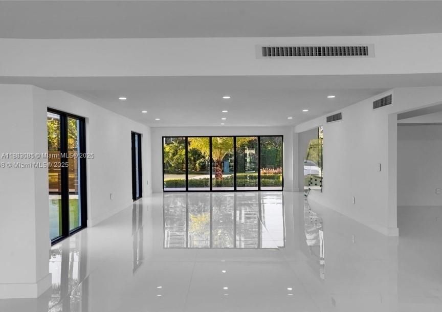 For Rent: $28,500 (5 beds, 4 baths, 5220 Square Feet)