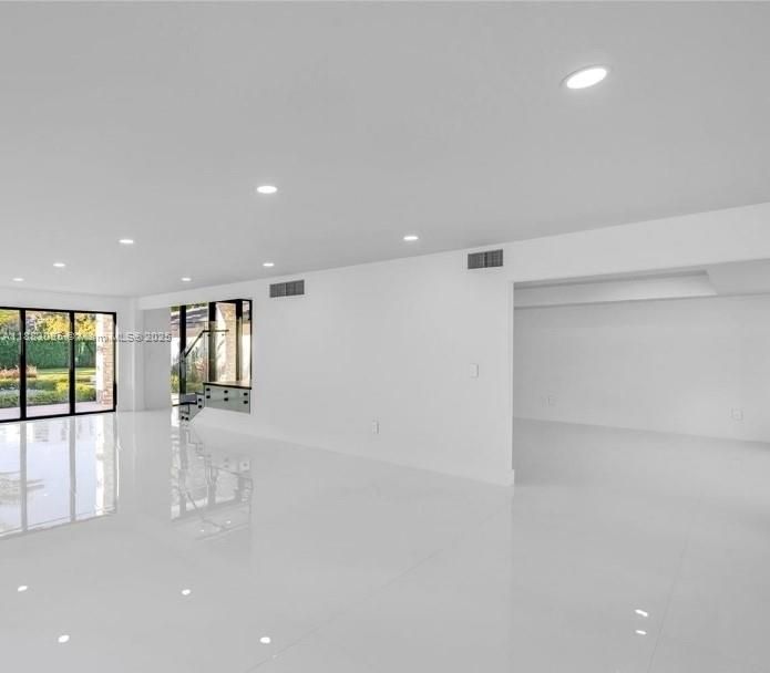 For Rent: $28,500 (5 beds, 4 baths, 5220 Square Feet)