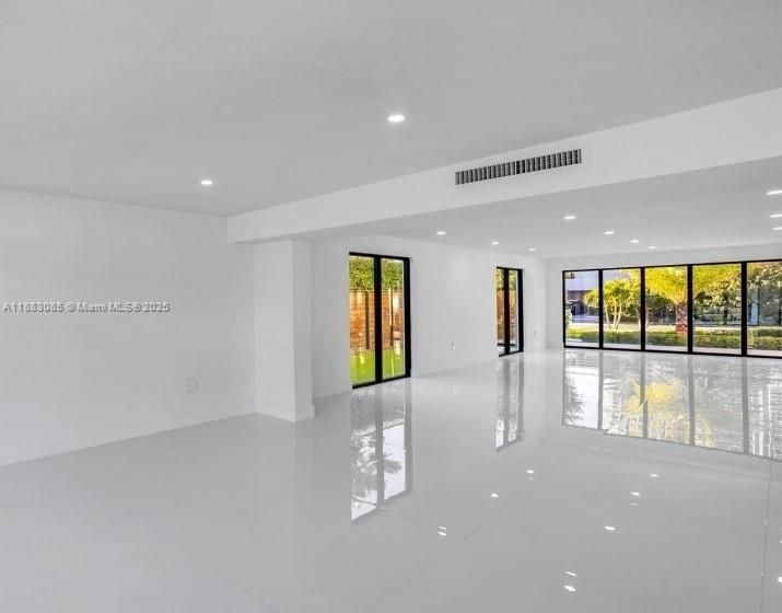 For Rent: $28,500 (5 beds, 4 baths, 5220 Square Feet)