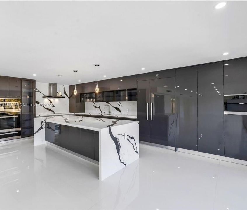 For Rent: $28,500 (5 beds, 4 baths, 5220 Square Feet)