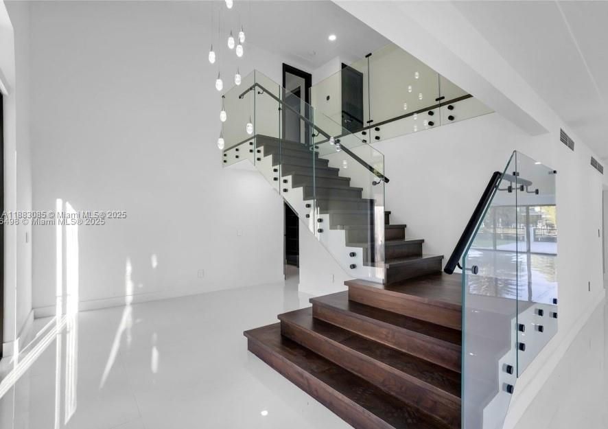 For Rent: $28,500 (5 beds, 4 baths, 5220 Square Feet)