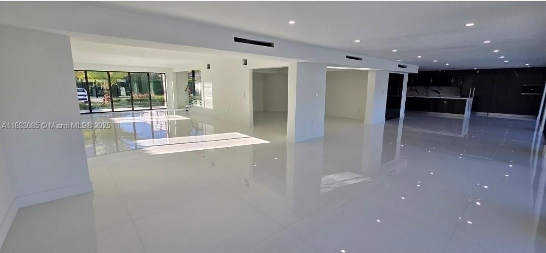 For Rent: $28,500 (5 beds, 4 baths, 5220 Square Feet)