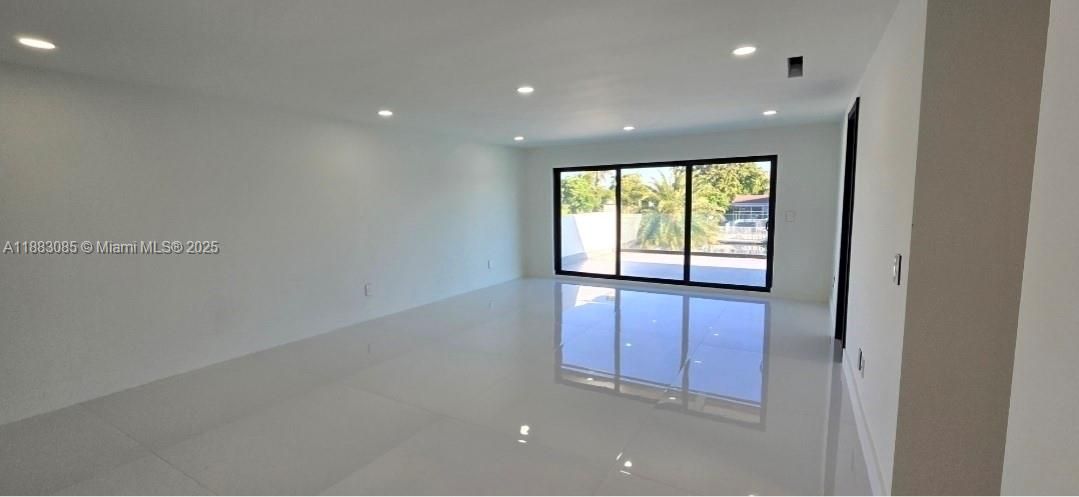 For Rent: $28,500 (5 beds, 4 baths, 5220 Square Feet)