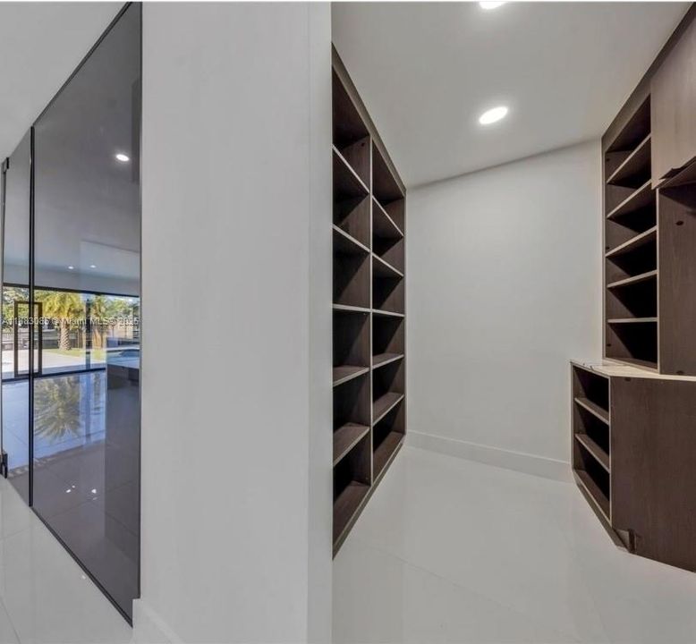 For Rent: $28,500 (5 beds, 4 baths, 5220 Square Feet)