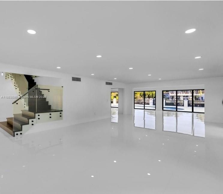 For Rent: $28,500 (5 beds, 4 baths, 5220 Square Feet)