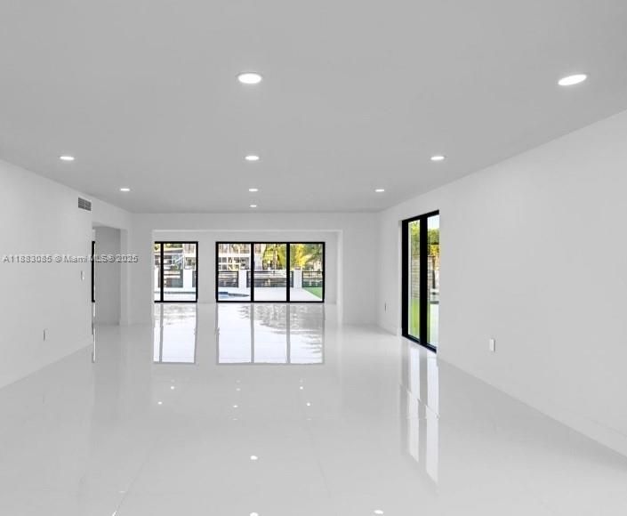 For Rent: $28,500 (5 beds, 4 baths, 5220 Square Feet)