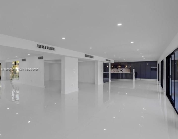 For Rent: $28,500 (5 beds, 4 baths, 5220 Square Feet)