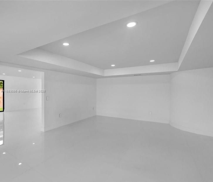 For Rent: $28,500 (5 beds, 4 baths, 5220 Square Feet)