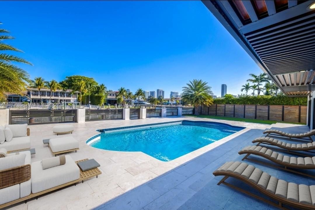 For Rent: $28,500 (5 beds, 4 baths, 5220 Square Feet)