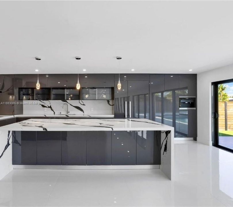 For Rent: $28,500 (5 beds, 4 baths, 5220 Square Feet)