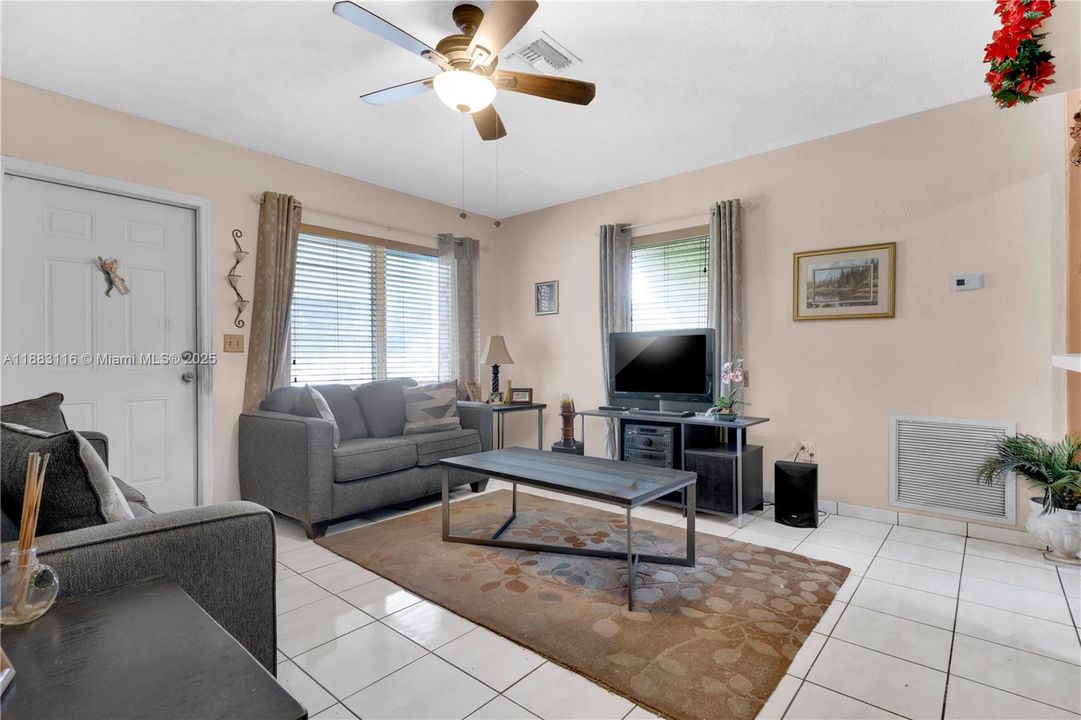 Vendido Recientemente: $299,950 (2 camas, 1 baños, 750 Pies cuadrados)