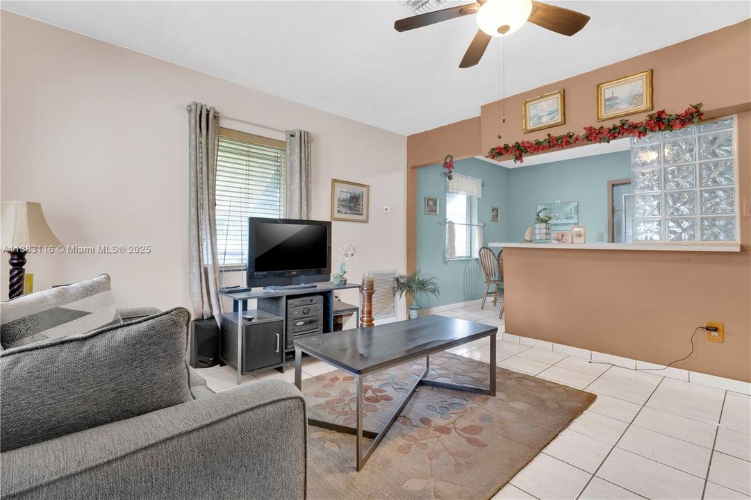 Vendido Recientemente: $299,950 (2 camas, 1 baños, 750 Pies cuadrados)