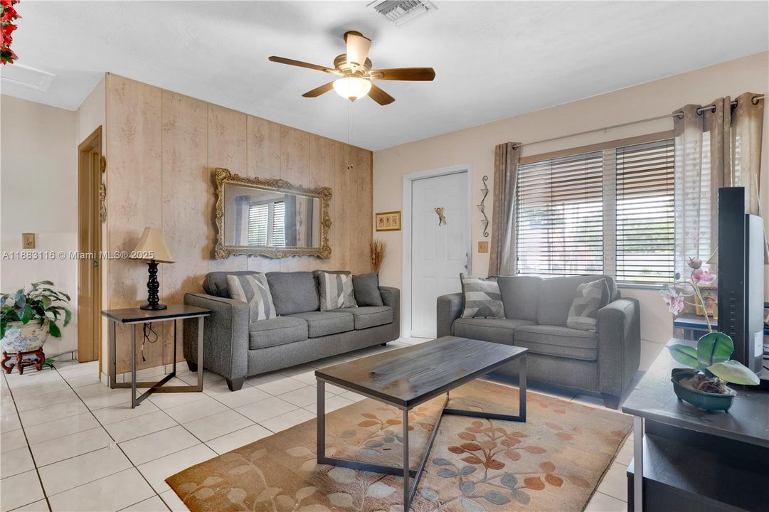 Vendido Recientemente: $299,950 (2 camas, 1 baños, 750 Pies cuadrados)