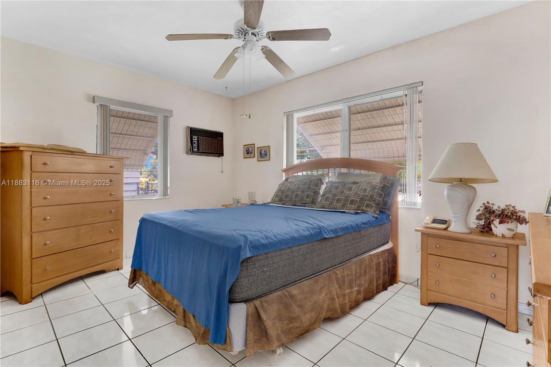 Vendido Recientemente: $299,950 (2 camas, 1 baños, 750 Pies cuadrados)