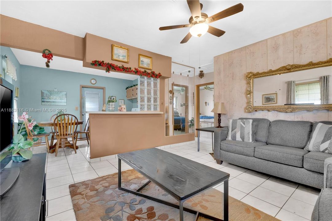 Vendido Recientemente: $299,950 (2 camas, 1 baños, 750 Pies cuadrados)