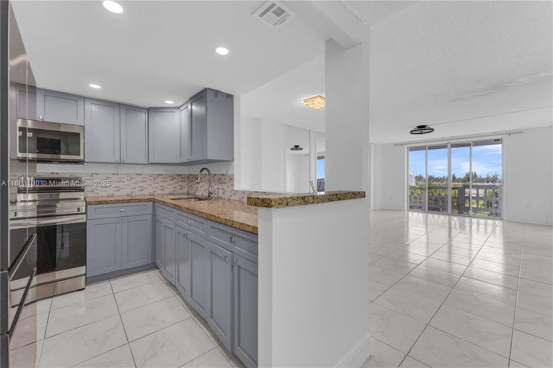 Active With Contract: $155,000 (2 beds, 2 baths, 1087 Square Feet)